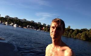 På plats vid Hornsbergs strand en varm sommarkväll.