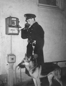 Forna tiders polishjälpmedel. Telefonin har uppgraderats. Den levande medhjälparen består.