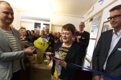 Sjukvårdslandstingsrådet Birgitta Rydberg (FP) inviger sprutbytesverksamheten, ett fyraårigt försök lokaliserat till S:t Görans sjukhusområde. Flankerad av chefen och infektionsläkaren Martin Kåberg och chefssjuksköterskan Fredrik Lindström. I bakgrunden bl.a. landstingsrådet Gustav Hemming (C).