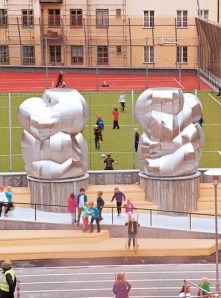 Den exteriöra delen av konsten vid Engelbrektshallen: ventilationsanläggningens torn, något nödvändigt som blev något spektakulärt, som säger något mer om vad som döljs därunder.