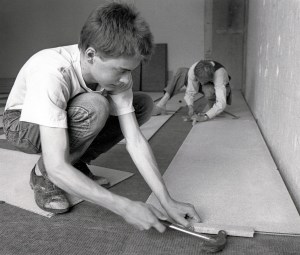 Lärling hos golvläggare i Malmö 1987. Bildkälla: Wikimedia, foto Jonn Leffmann.