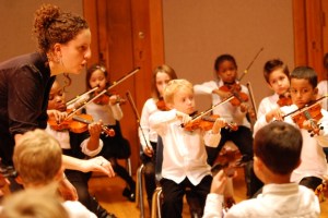 El Sistema finns i många länder och städer. Här en bild från Conservatory Lab Charter School i Boston, vars El Sistema-ansvariga Rebecca Levi Winston belönats med ett musikledarpris från Yale (conservatorylab.org)