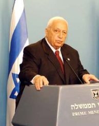 Ariel Sharon som åldrad premiärminister, från en presskonferens med USA:s dåvarande utrikesminister Colin Powell. Foto från US Department of State via Wikimedia.