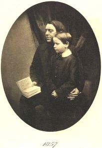 Far och son: Fotot illustrerade omslaget till Edmund Gosses biografi över sin far Philip.