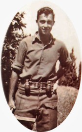 Ariel Sharon som ung soldat. (Ariel Sharon - young fighter: by תמר הירדני (Tamar Yardeni), available from http://he.wikipedia.org/wiki/קובץ:Sharon22.jpg)
