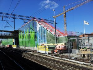 BYGGPLATS. Snart ska det byggas betydligt mer i Älvsjö än en ny pendeltågsstation: Tunnelbana, Spårväg syd och 10.000 nya bostäder. Bild Wikimedia/MjauMjauMjauMjau.