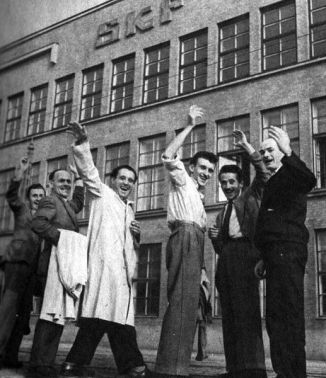 VÄLKOMNA. Arbetskraftsinvandrare som vill söka sig en bättre framtid, bidrar också till en bättre framtid för alla andra i Sverige. Nu liksom 1947 då italienare var glada över jobb på SKF i Göteborg. Foto: Lennart Nilsson.