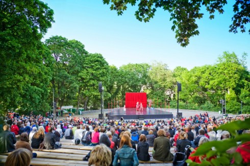 PUBLIKTRYCK. Parkteatern når stor publik - som en del av Stockholms stads egen verksamhet står den utanför kulturstödet och bonusen. Bild från kulturhusetstadsteatern.se