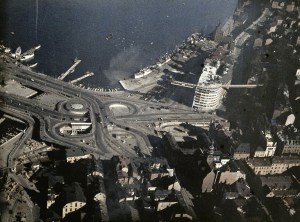 INTE PRIORITERAD. Gustaf W:son Cronquists flygfoto från 1936 visar Slussens klöverblad i dess blomningstid. Den omfattande betongkonstruktionen, byggd för vänstertrafik, har aldrig utnyttjas till sin fulla kapacitet. Bild från Stockholmskällan.