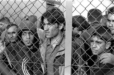 SKYDDSSÖKANDE. Flyktingar i förvar i Evros, Grekland, 2010. Bild Wikimedia/Ggia.