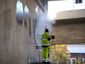 KOSTSAMT. Klottersanering kostar Stockholms stad 15 miljoner och SL drygt 100 miljoner per år.