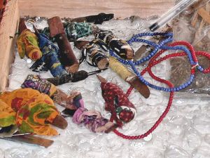 KÖNSFÖRTRYCKETS VERKTYG. Knivar som använts till kvinnlig könsstympning i Afrika. Wikimedia/Michael Rückl.