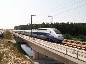 SNABBARE. Franska TGV, här under testkörning, är ett av de internationella exemplen på höghastighetsstågsystem. Foto Wikimedia/bigbug21.