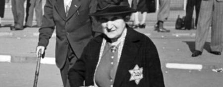 HISTORISK ANTISEMITISM. Från 1941 tvingades alla judar i Tyskland bära en gul davidsstjärna väl synlig på kläderna. Tidigare hade judar, bl a på förfrågan från Sverige, fått davidsstjärnor stämplade i sina tyska pass. Bild från Bundesarchiv via levandehistoria.se