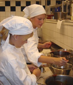 FLER RIKTIGA JOBB. Kokerskor (dessa dock i Frankrike, där jobben inte blivit så många fler; Wikimedia, GretchenLouise).