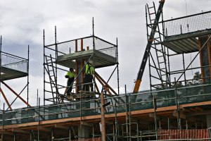 INTEGRATIONSFRÄMJANDE. Fler utlandsfödda svenskar får jobb, bl a på byggföretag. (fir0002, Wikimedia)