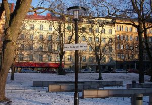 INFORMATIONSBEHOV. För många behöver kanske Astrid Lindgren inte en närmare presentation, men gatuskyltar är ett bra tillfälle att lyfta fram intressanta personer och händelser. (Holger Ellgaard Wikimedia)