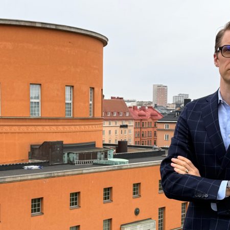 Rasmus Jonlund i Observatorielunden med Stadsbiblioteket i bakgrunden.