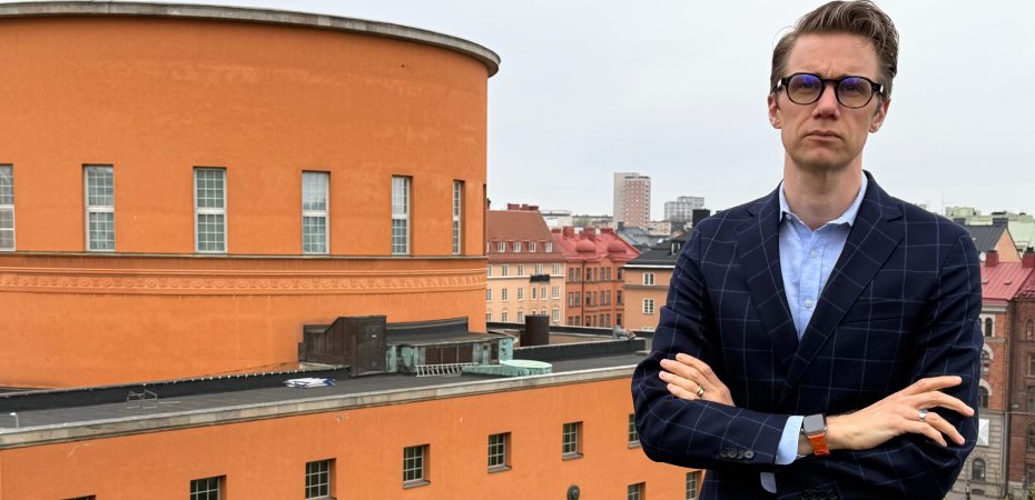 Rasmus Jonlund i Observatorielunden med Stadsbiblioteket i bakgrunden.